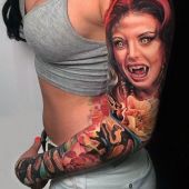 tatuaż wampirzycy na ramieniu
