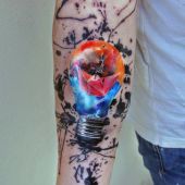 niesamowity tatuaż żarówka 3d