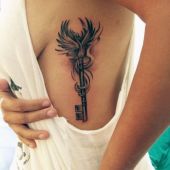 tatuaże damskie piękny klucz