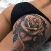 tatuaże damskie róża na pośladku