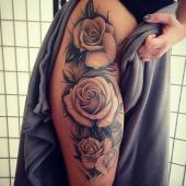 róże na biodrze tatuaże damskie