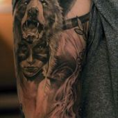 tatuaż kobieta z niedźwiedziem na głowie