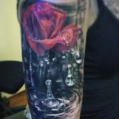 tatuaż róża i krople wody