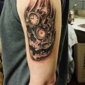 tatuaże męskie czaszka i zegar