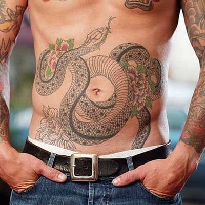 tatuaż wąż na brzuchu