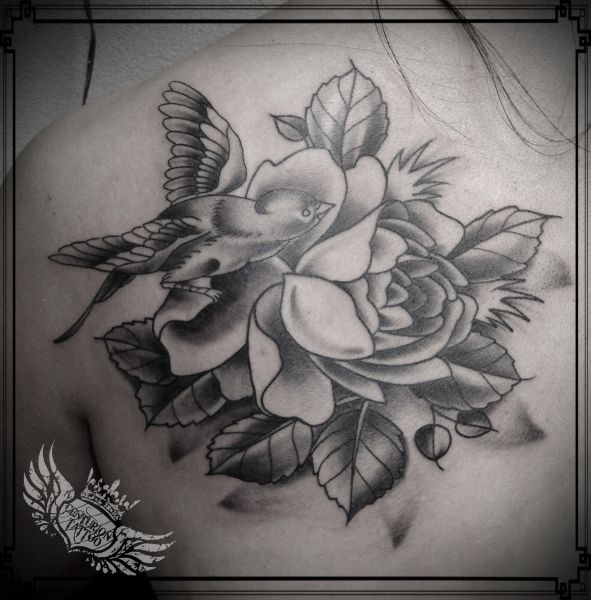 Róża ptak tatuaż