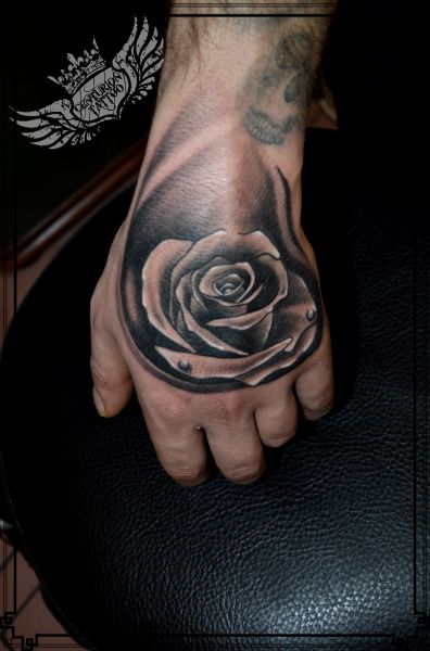 tatuaż na dłoni róża