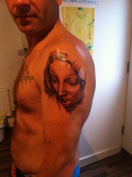 tatuaż Maryja na ramieniu