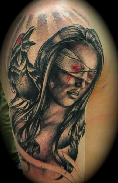tatuaż kobieta z krukiem