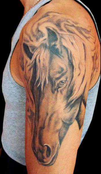 tatuaż koń na ramieniu