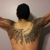 tatuaż skrzydła na plecach