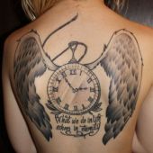tatuaż skrzydła i zegar na plecach