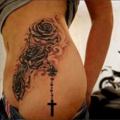 tatuaż na biodrze różaniec i róże