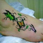 tatuaże na stopie motyle