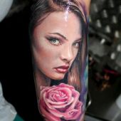 tatuaż kobieta z różą