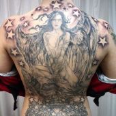 tatuaż anielica z gwiazdkami na plecach