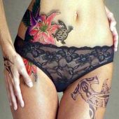 tatuaż na brzuchu i kobiecym udzie