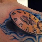 tatuaż zegar na plecach