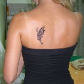 tatuaż kobiecy motylek na plecach