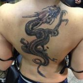 tatuaż smok na kobiecych plecach
