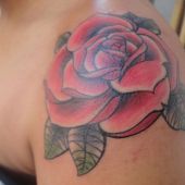tatuaż czerwona róża na ramieniu