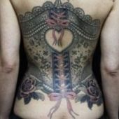 niesamowity tatuaż gorset