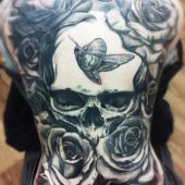 tatuaż czaszka i róże na plecach
