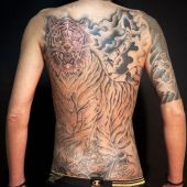 tygrys tatuaż na plecach