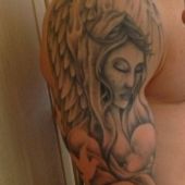 tatuaż na ramie anielica