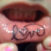 tatuaż w ustach