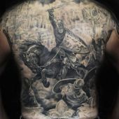 tatuaż na plecach bitwa