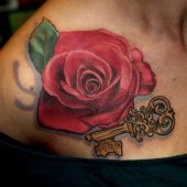 tatuaż róże i klucz