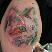 tatuaż kota na ramieniu