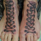 tatuaż 3d na stopach sznurowadła