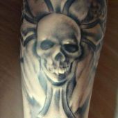 tatuaż czaszka na krzyżu