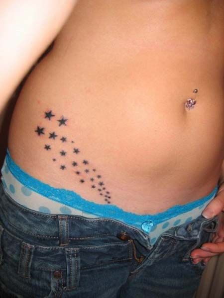 tatuaż, gwiazdki nad udem