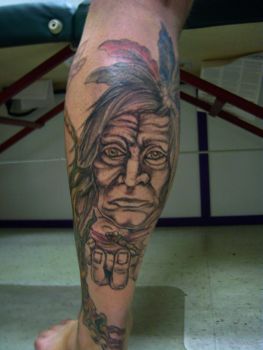 tatuaż, indianin na nodze