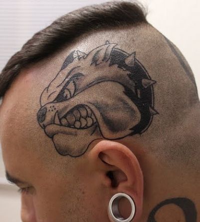 tatuaż pies na głowie