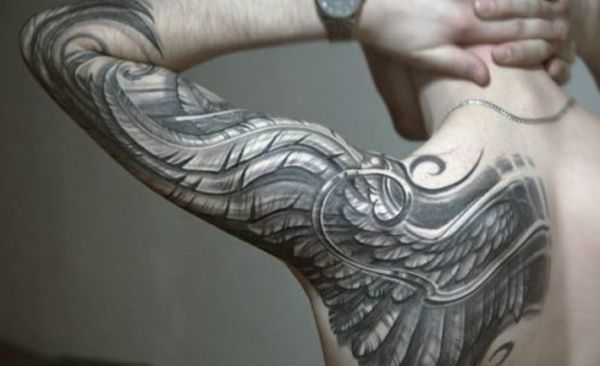 tatuaże męskie niesamowite skrzydło