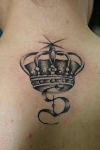 tatuaż korona na plecach