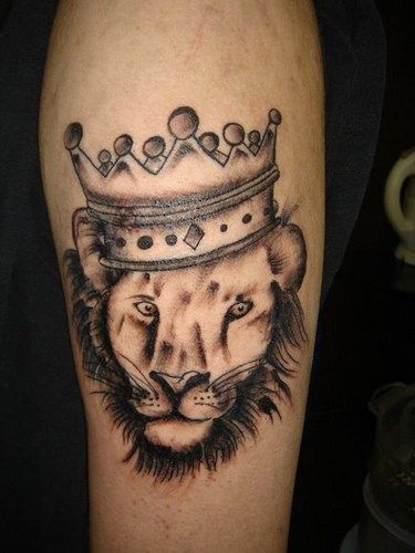 tatuaż lew w koronie