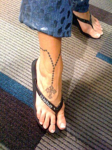 tatuaż różaniec na nodze