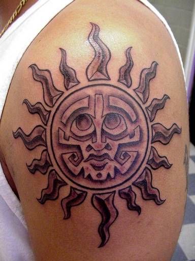 tatuaż słońce na ramieniu