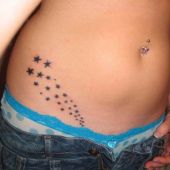 tatuaż, gwiazdki nad udem