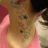 tatuaż, gwiazdki za uchem