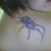 tatuaż pająk na plecach