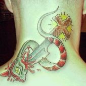 tatuaż wąż przebity sztyletem