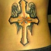 tatuaż krzyż ze skrzydłami