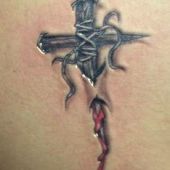 tatuaż krzyż wbity w ciało