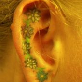 kwiatki na uchu tatuaż